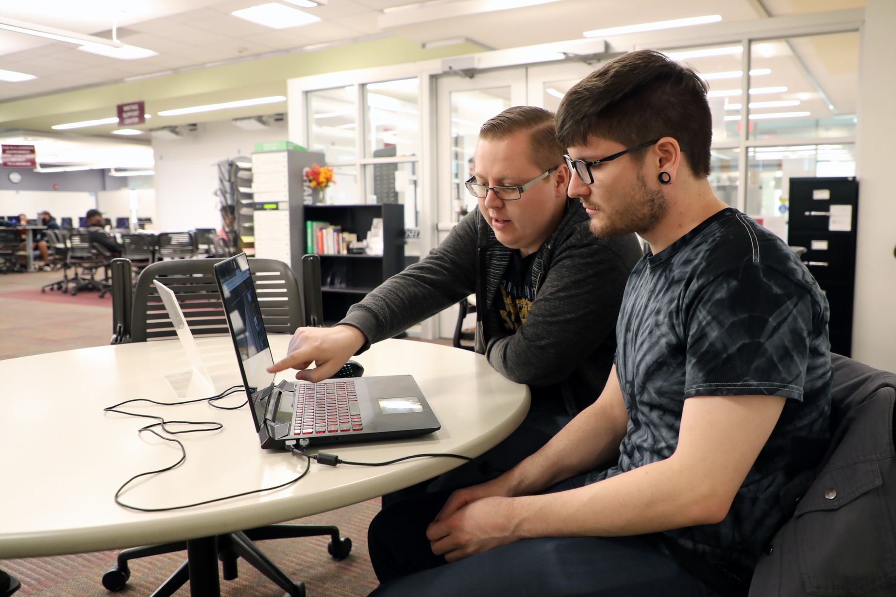 Image of Norco College LRC Tutor helping student on laptop