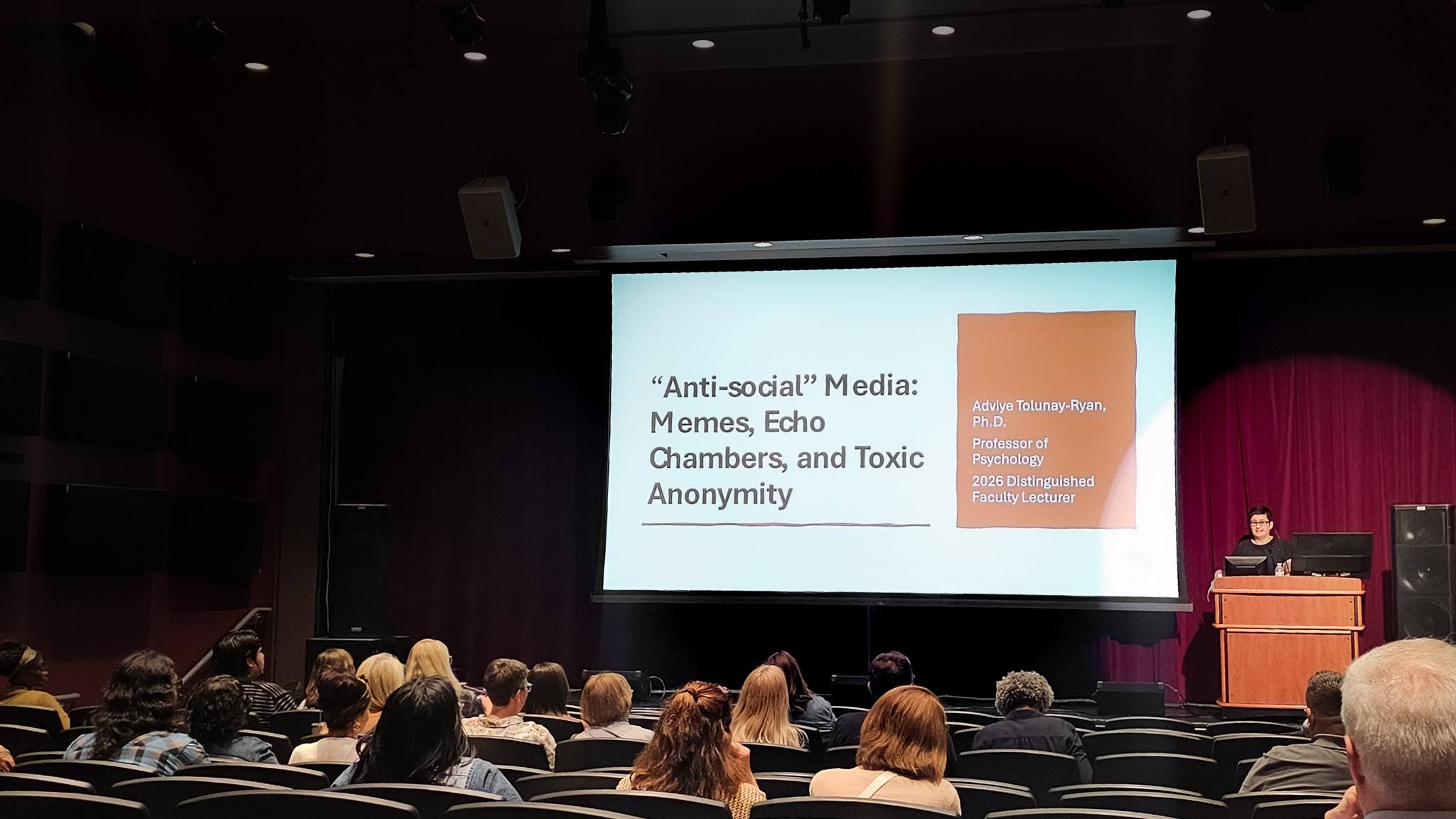 Distinguished Faculty Lecture Explores Social Media’s Influence on Mental Health